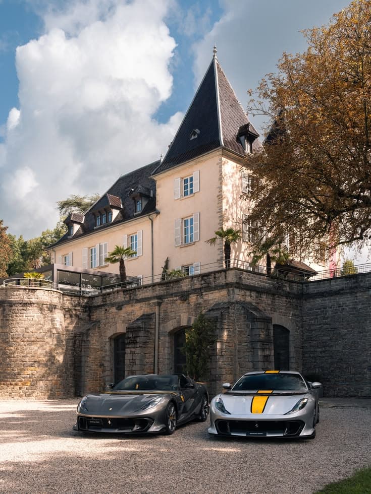 Deux Ferrari stationnées devant un château